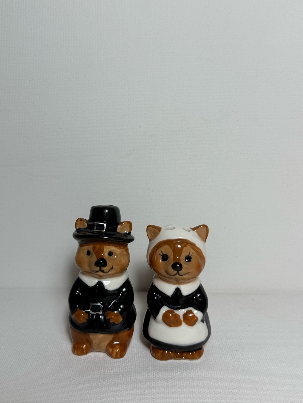 Cracker Barrel Pilgrim Squirrel Couple‎ Mini Salt & Pepper Shakers Ceramic NWT